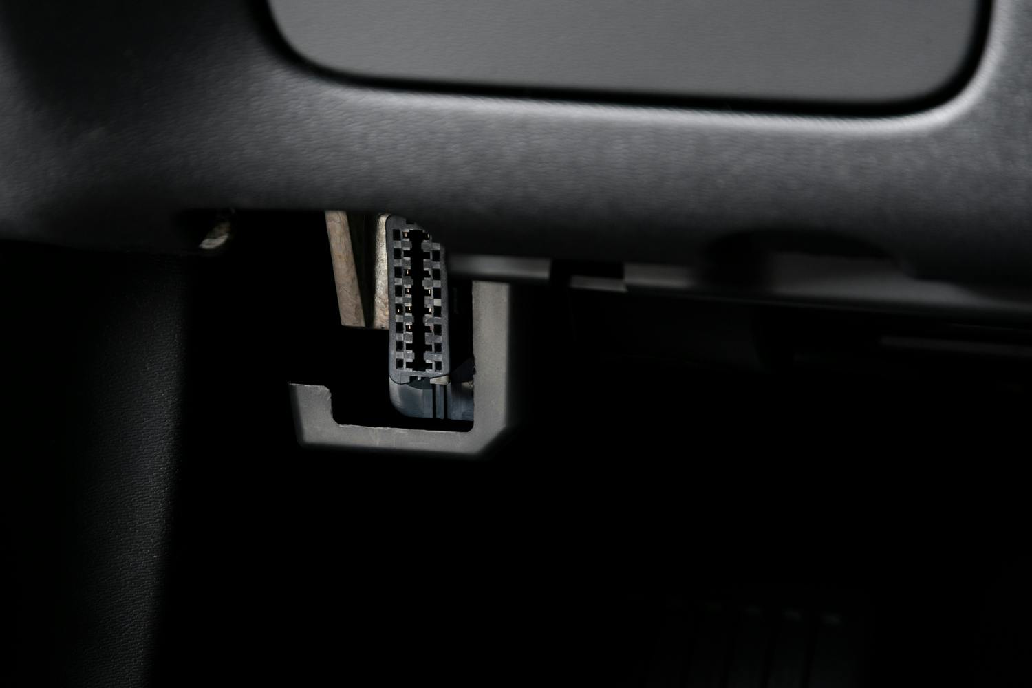 OBD-uttag under instrumentpanelen i en bil OBD-uttag under instrumentpanelen i en bil